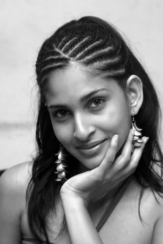 Richa, Miss Tz 2007 akiwa amepose ndani ya Black&White with a tinge of