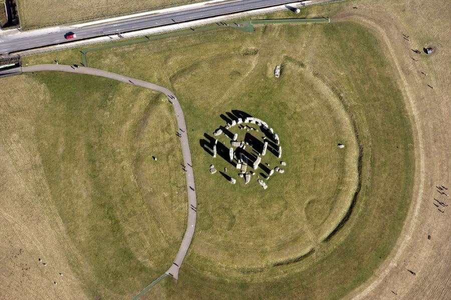 [Image: stonehenge_aerial.jpg]