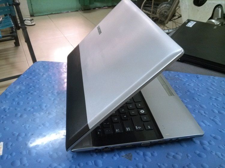 laptop SAMSUNG RV409 core i3 ram 2g hdd 320g new 99% giá 5tr9, BH 3 tháng - 9