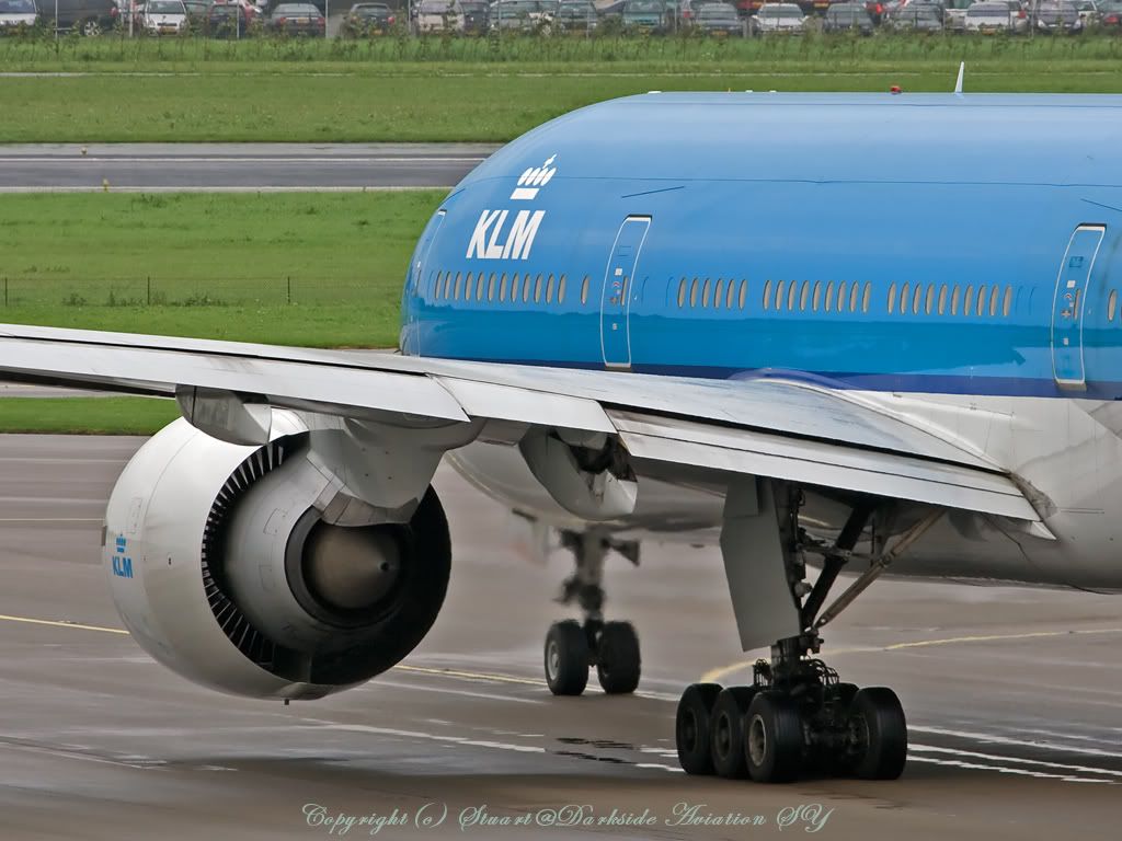 http://i256.photobucket.com/albums/hh186/thresholdkid/Schiphol/KLM-777--border.jpg