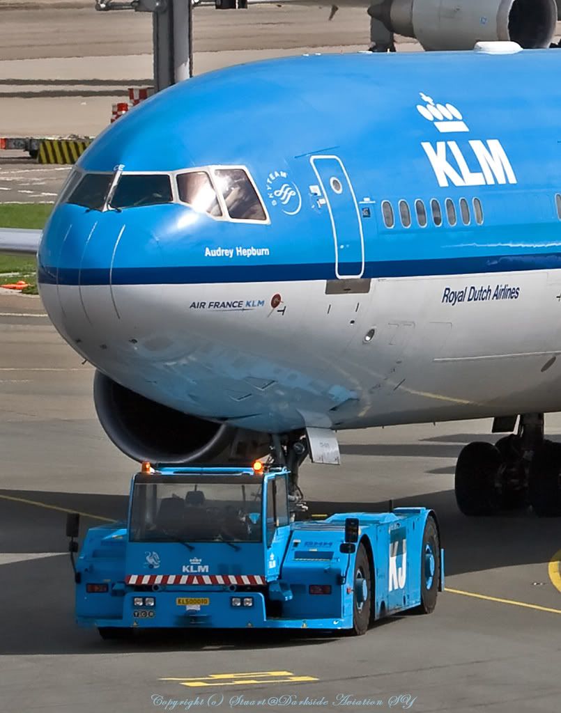 http://i256.photobucket.com/albums/hh186/thresholdkid/Schiphol/KLM-towed-border.jpg