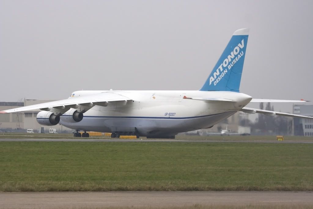http://i256.photobucket.com/albums/hh186/thresholdkid/finningley/IMG_5917-Antonov.jpg