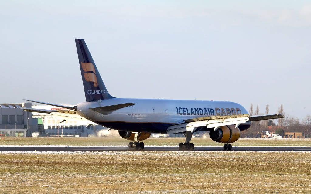 http://i256.photobucket.com/albums/hh186/thresholdkid/finningley/Icelandair_MG_2771.jpg