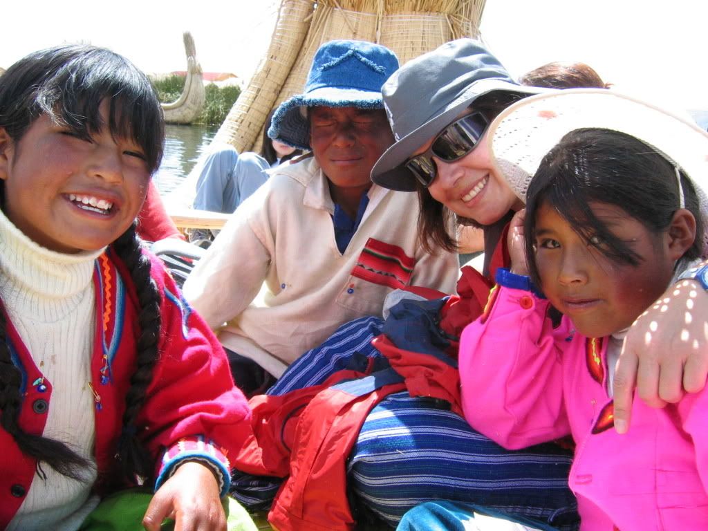 Girls on the rowboat to Uros Island