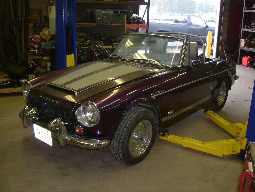 http://i256.photobucket.com/albums/hh193/RPM-2/1967%20Datsun%202000/DSCF3484.jpg